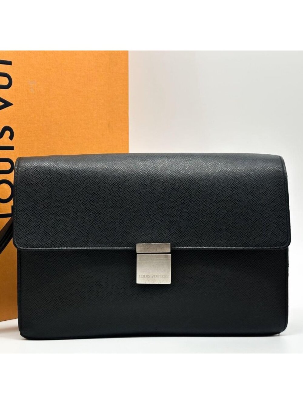 Louis Vuitton Selenga Taiga Clutch Leather - Picture 2 of 13